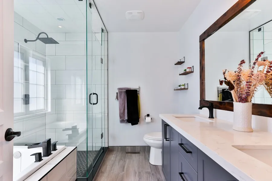 Salle de bain moderne rénovée avec douche et vasque
